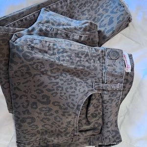 SO ultimate ankle Cheeta print skinny jeans